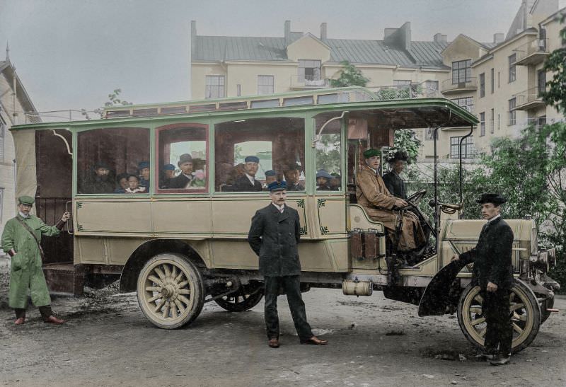 A local bus in Helsinki, 1900s