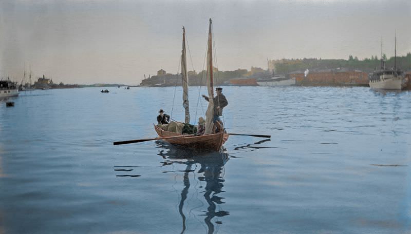 A small boat approaching Helsinki's Southern harbor, 1900s.