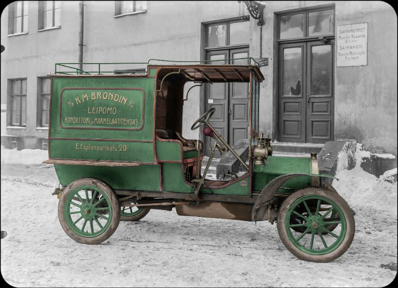 The K.M. Brondin bakery delivery truck in Helsinki, 1920s.