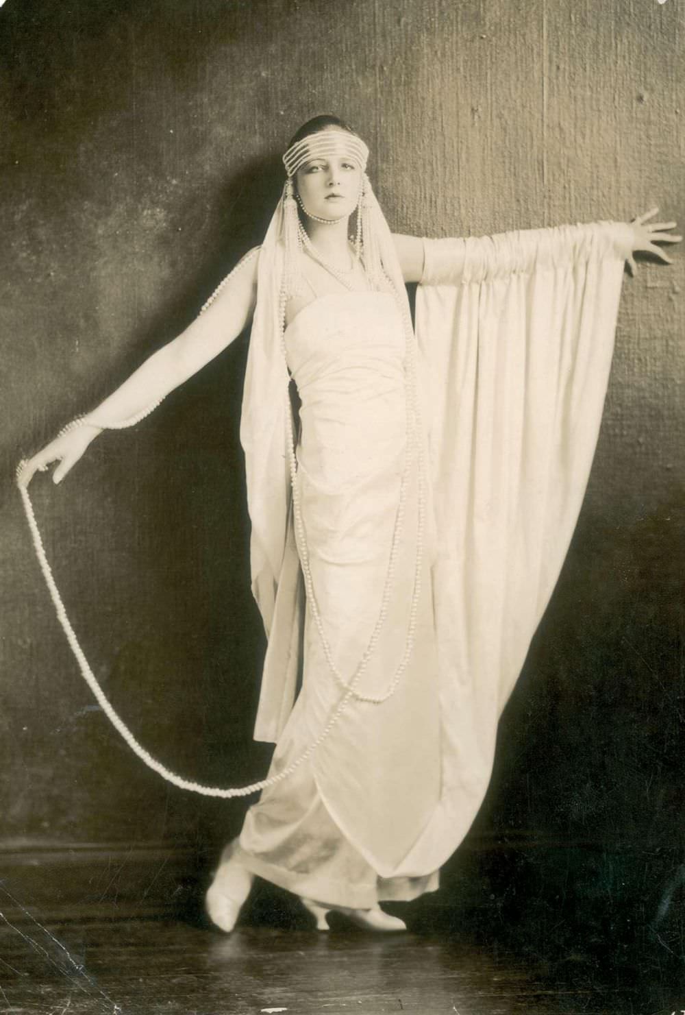 Showgirl Dolores Costello in 1919. She was a star of the Ziegfeld Follies and a leading influence on fashion.