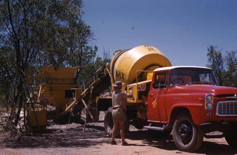 Building first houses & other buildings in Kununurra, 1962