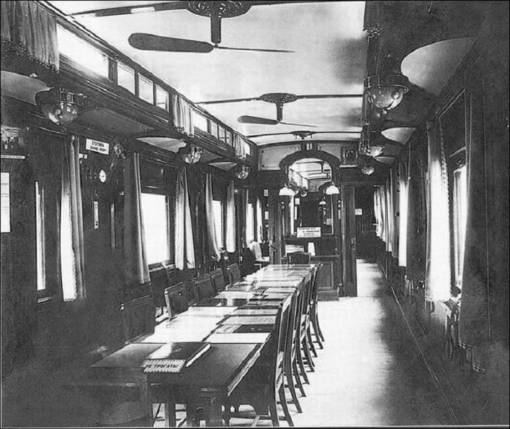 A dining room in the restaurant car.