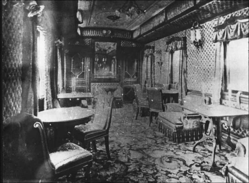 A dining room in the restaurant car.