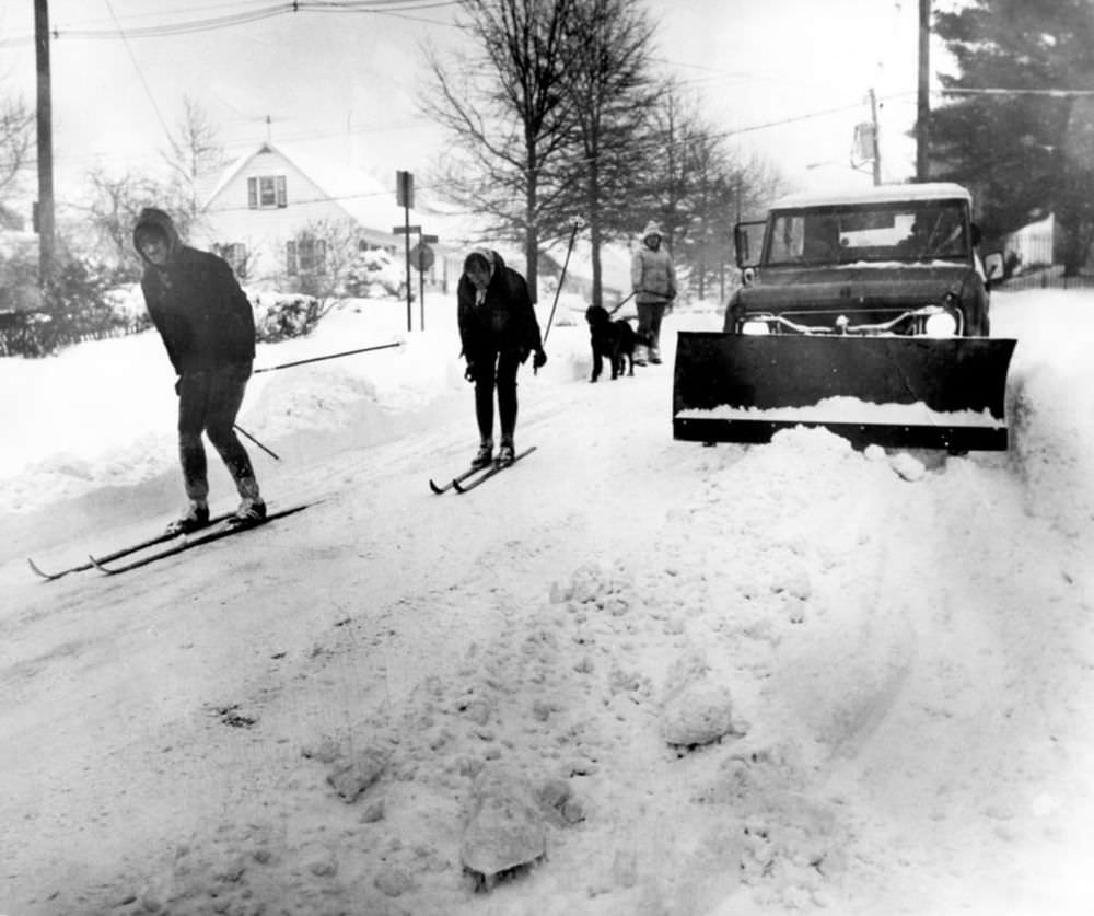 On February 6, 1978, skis were a good way to get around, as this couple demonstrates on Kingsley Street in West Brighton.