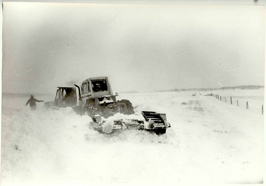 This scene early Friday (Jan. 27, 1978) along Hanover Road, about 5 miles north of Delaware, when a rescue team had to be rescued, was typical of many such efforts in the battle against the elements.