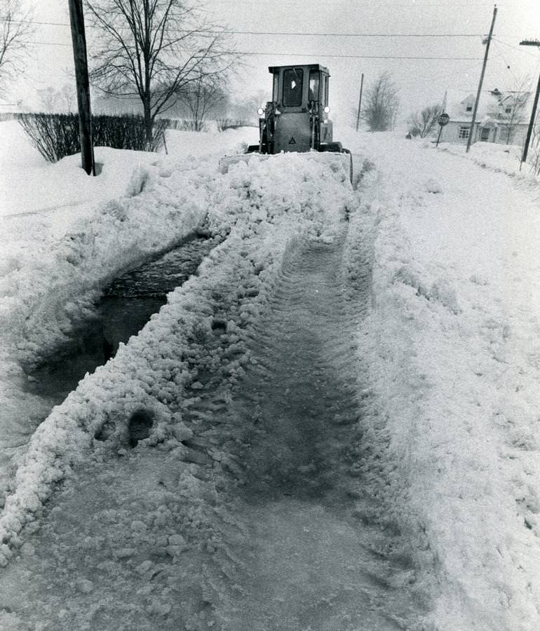 A front-end loader digs through snow Jan. 27, 1978, on Eastern Road in Rittman.