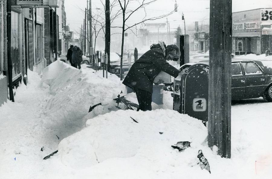 Esther Wright, a clerk for the Ravenna Police Department, trudged through snow drifts to mail a letter on Jan. 27, 1978.