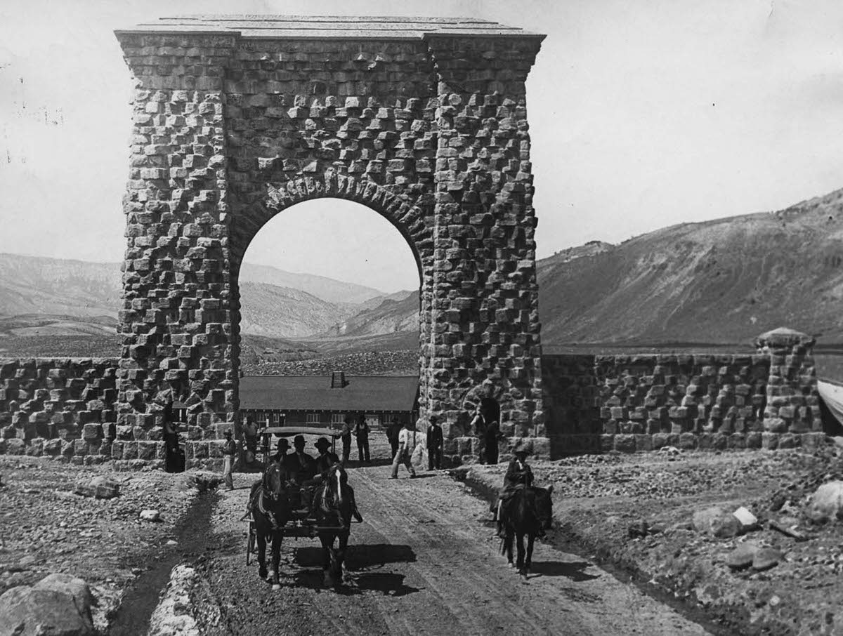 The gateway arch at Yellowstone, 1900.