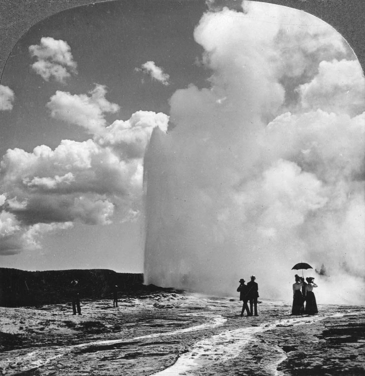 Tourists at Old Faithful in Yellowstone, 1901.