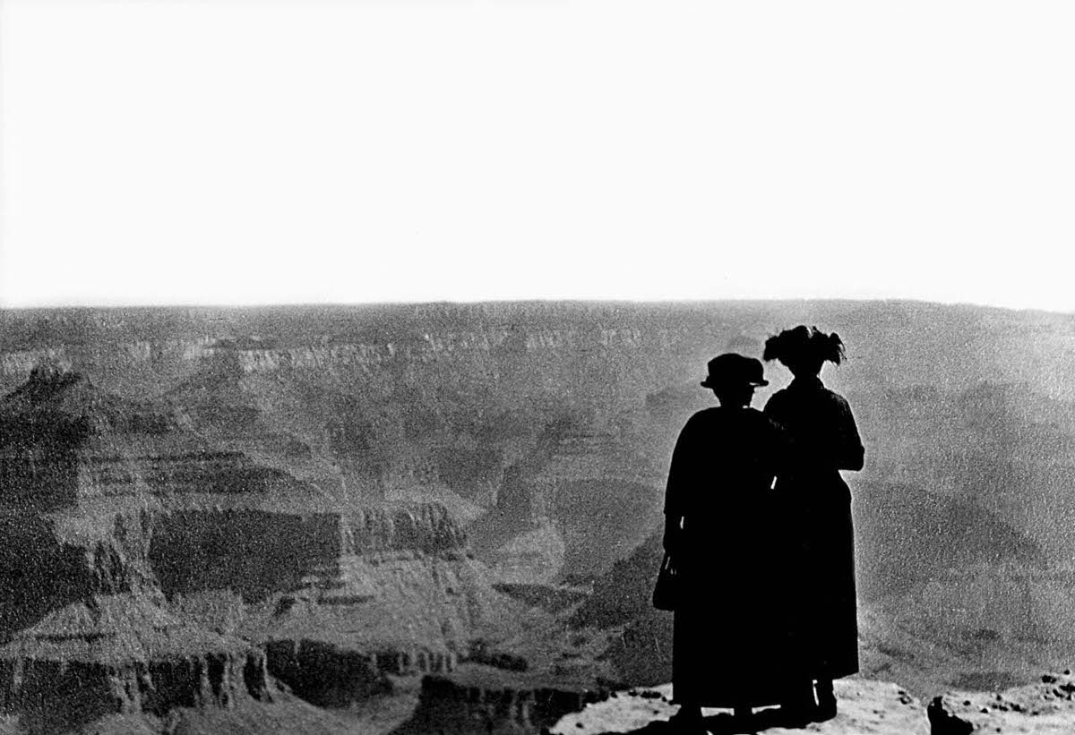 Tourists look out over the Grand Canyon, 1900.
