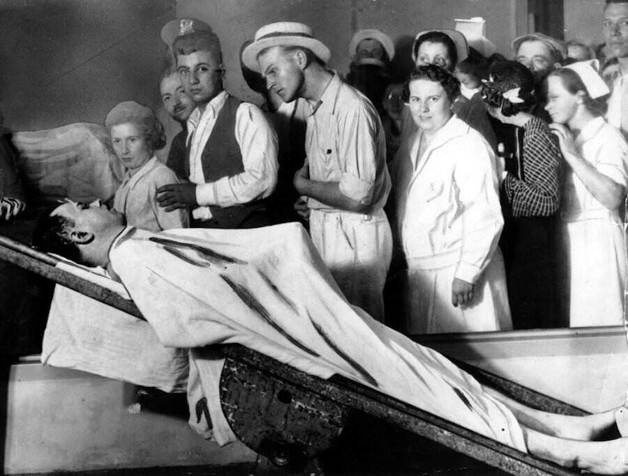 After John Dillinger was shot and killed by the FBI in 1934, a Chicago morgue put the bank robber's body on display to the public. After John Dillinger was shot and killed by the FBI in 1934, a Chicago morgue put the bank robber's body on display to the public.