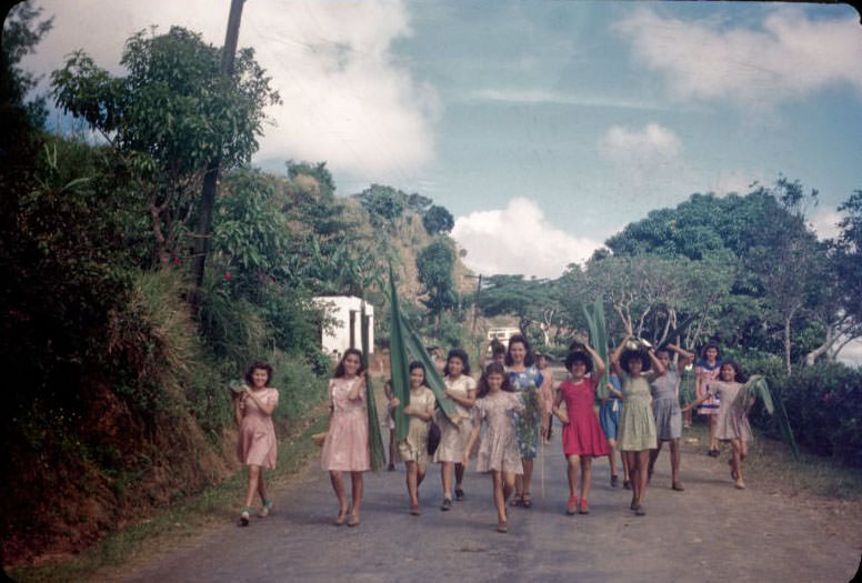 School children with sisal leaves