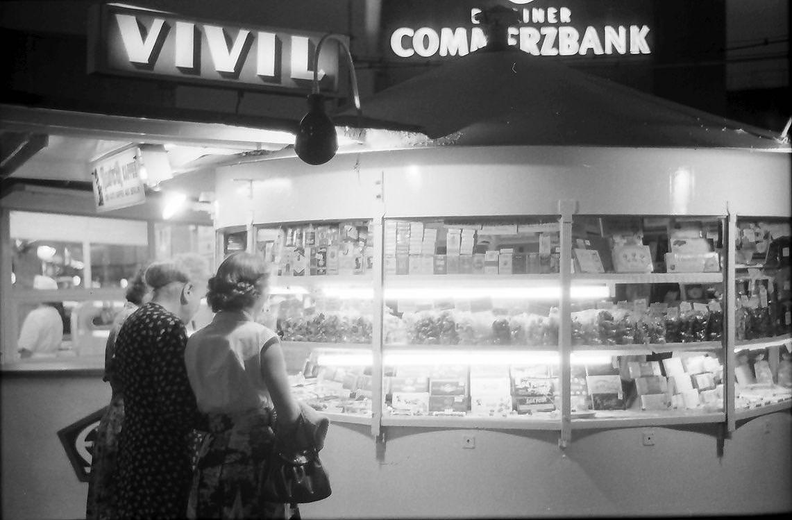 Kiosk am Kurfürstendamm in Berlin, 1957