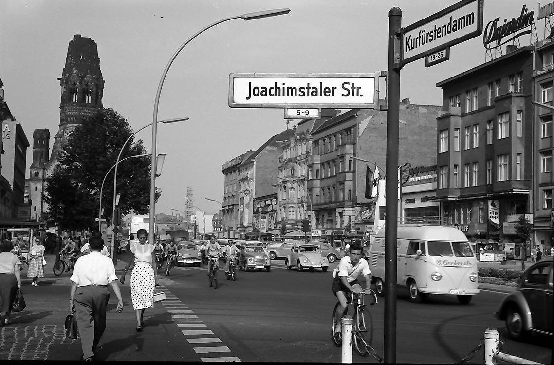 Corner of Kurfürstendamm: Joachimsthaler Strasse in Berlin-Charlottenburg, 1957