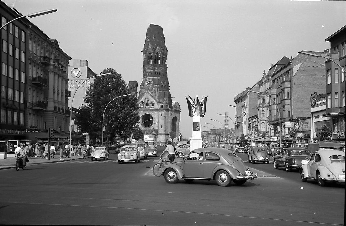 Corner of Kurfürstendamm: Joachimsthaler Strasse in Berlin-Charlottenburg, 1957