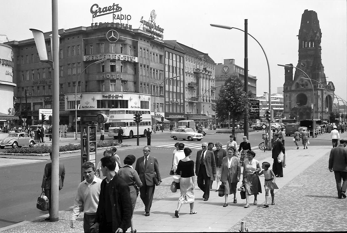 Corner of Kurfürstendamm: Joachimsthaler Strasse in Berlin-Charlottenburg, 1957