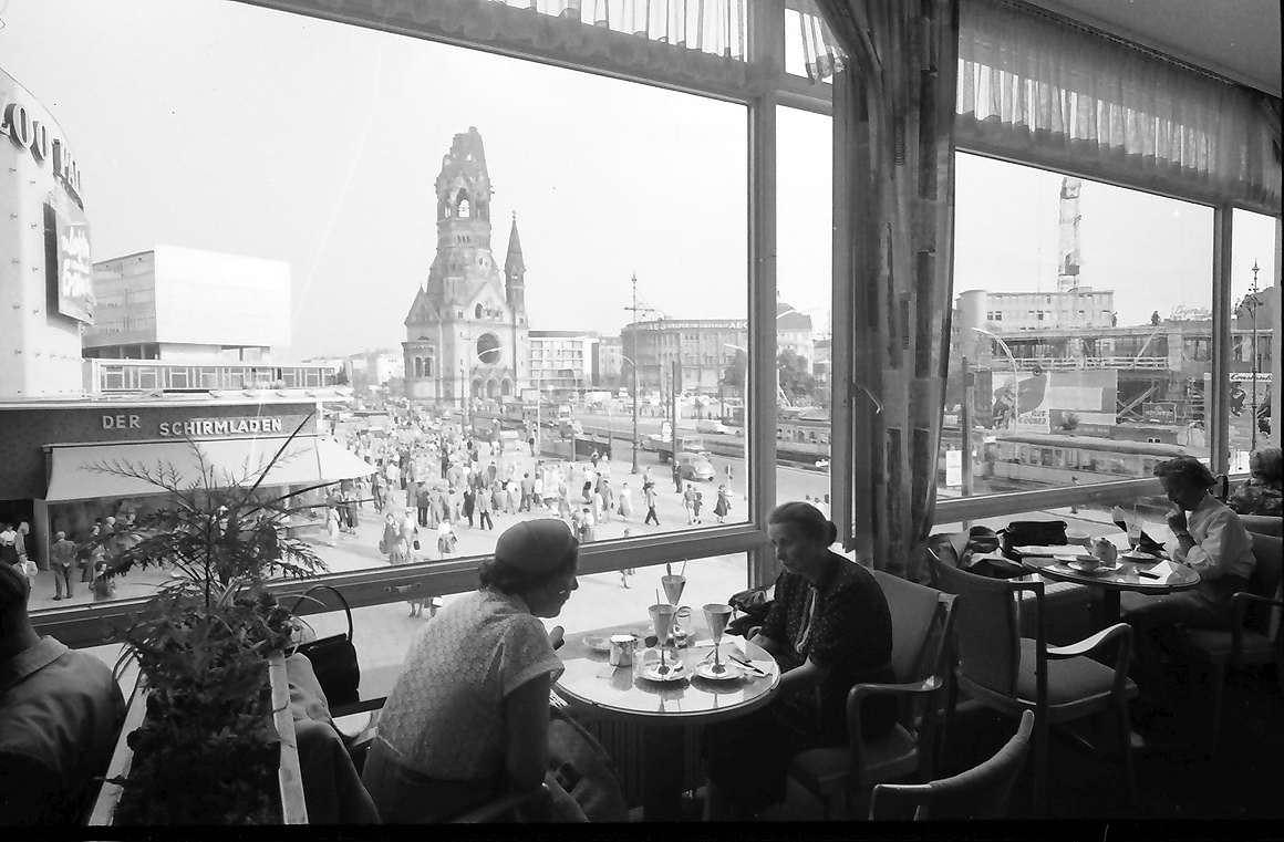 View from Café Huthmacher in the women's high-rise building on the Kaiser Wilhelm Memorial Church in Berlin-Charlottenburg, 1957