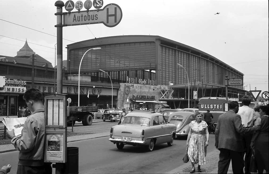 Berlin Zoologischer Garten station in Berlin-Charlottenburg, July 1957