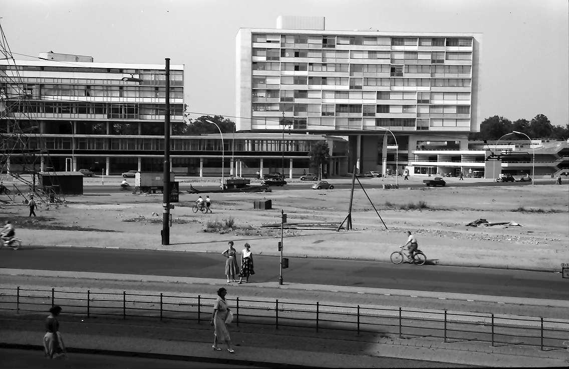 Bundeveloped property of the Europa-Center to the Bikini-Haus, the small high-rise and the parking garage of the Zentrum am Zoo in Berlin-Charlottenburg. 1957