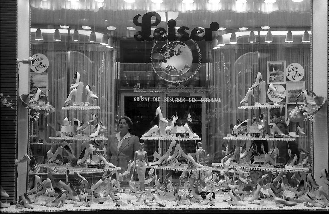 Shop window of the Leiser shoe store on Tauentzienstrasse in Berlin-Schöneberg , July 1957