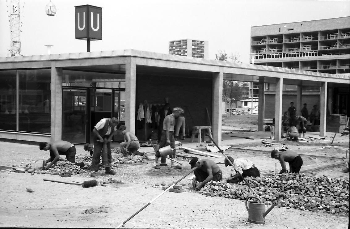 Berlin-Interbau; Hansaplatz underground station; south entrance, 1957