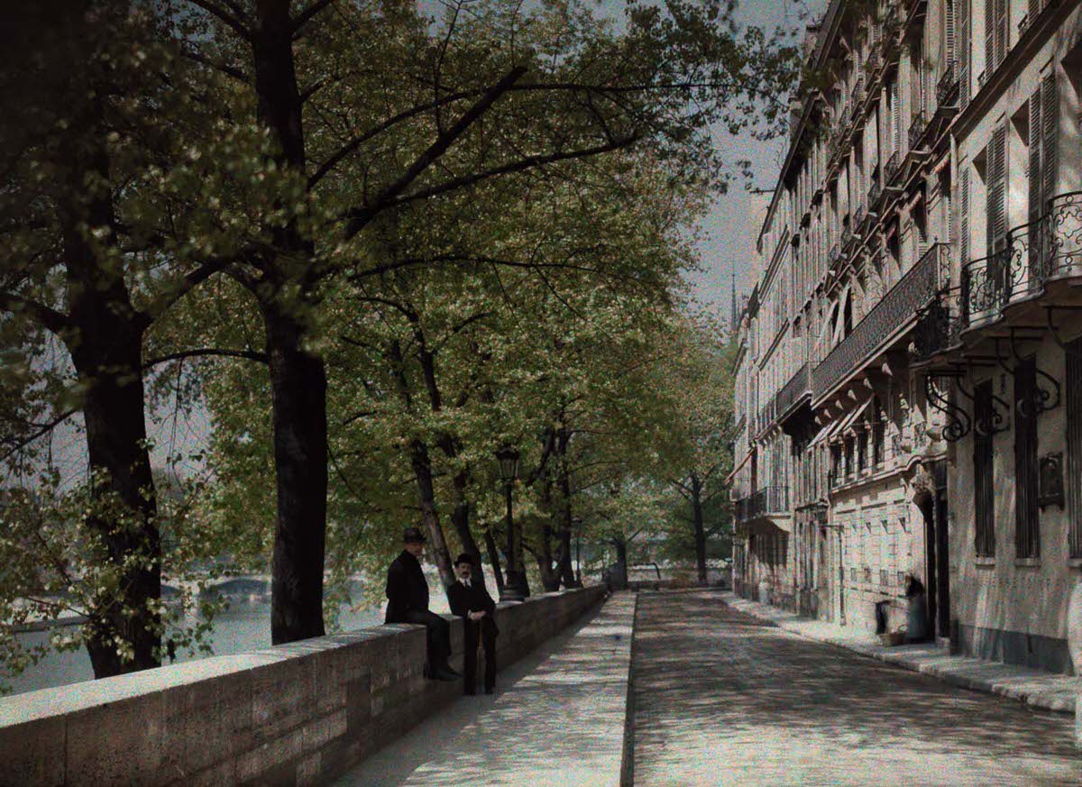 Men on the Île de la Cité.