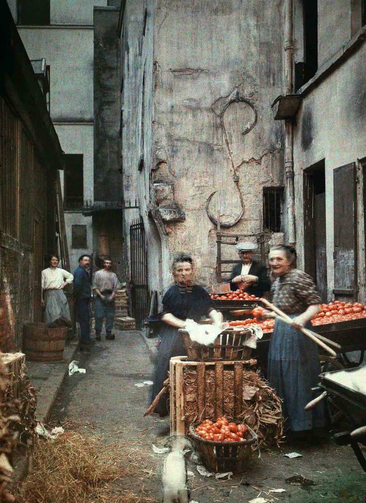 A blind alley in old Paris. A blind alley in old Paris.