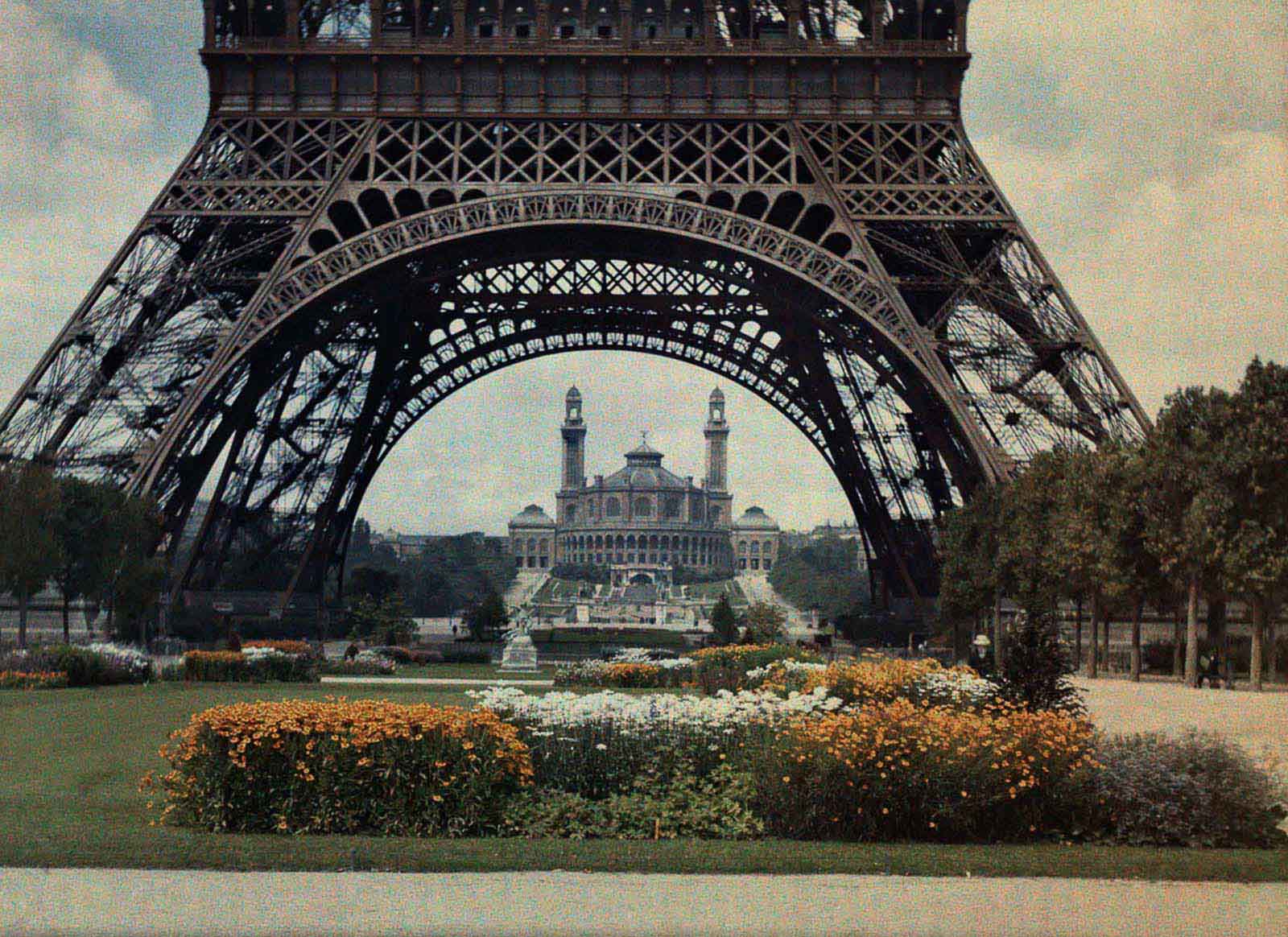 The Trocadero gardens and the Eiffel Tower.