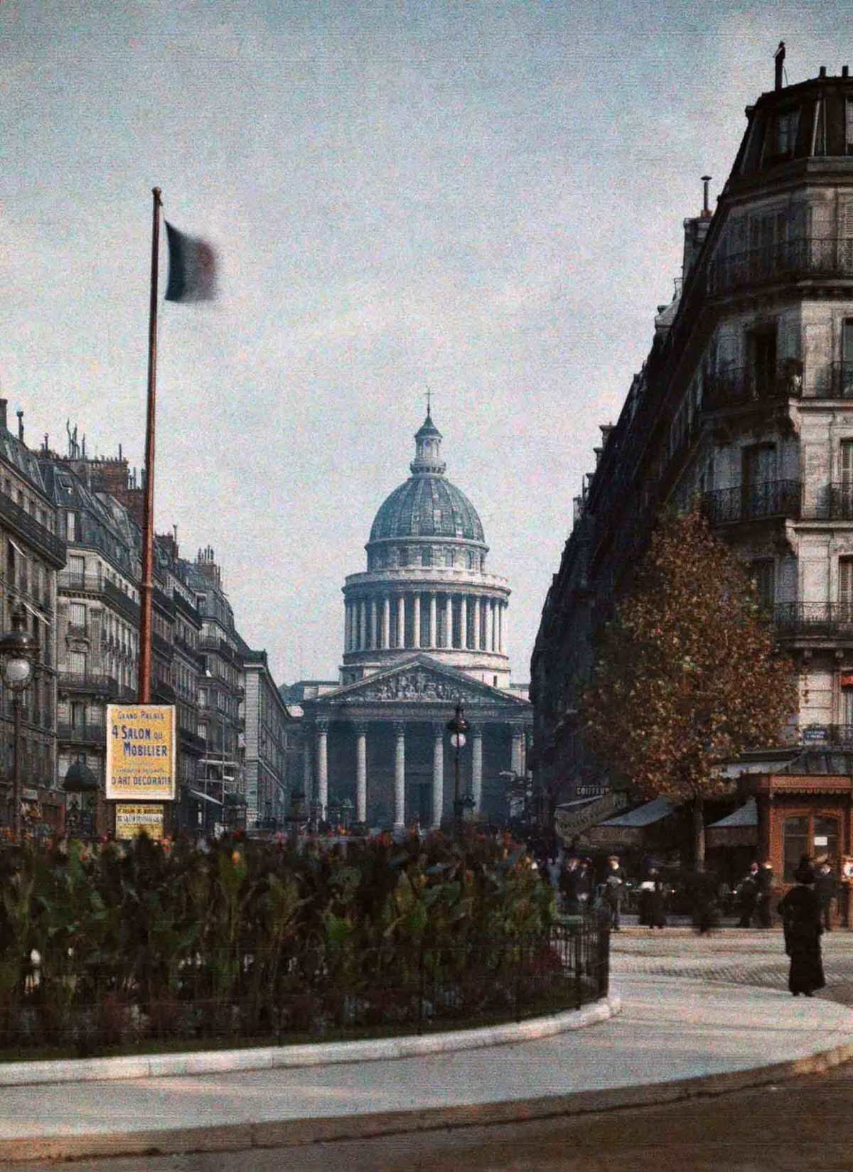 A view down the street to the Panthéon.