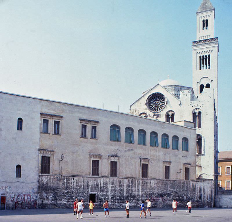 Largo San Sabino and the Cattedrale di San Sabino (Duomo di Bari) at right