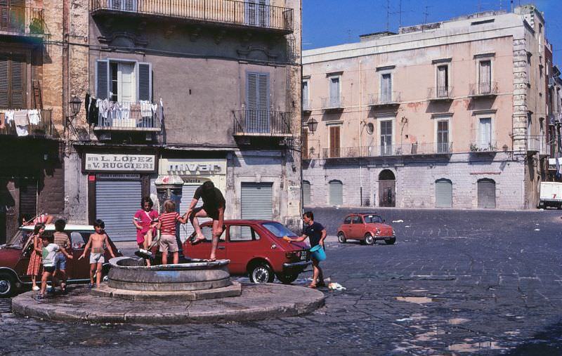 Saturday afternoon wading and car washing at the fountain in Piazza Mercantile
