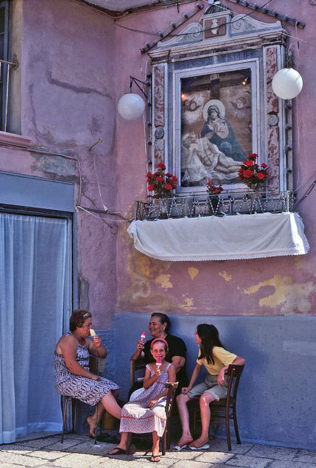 Time for ice cream, in Corte Colagualano, just south of Largo San Sabino