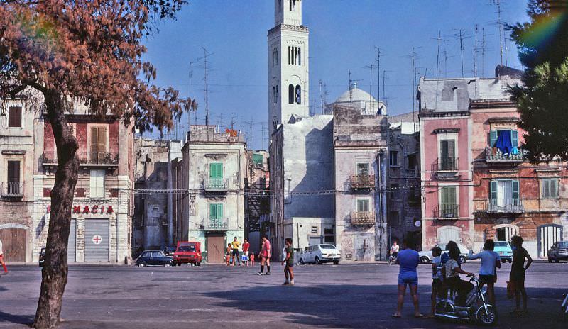 Via Ruggero Il Normanno, with the Cattedrale di San Sabino in the background