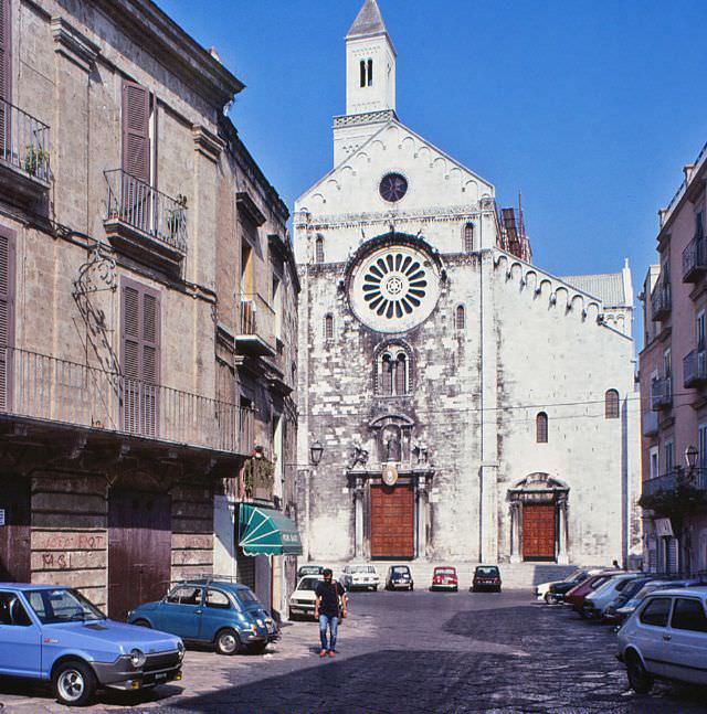 Facade of the Cattedrale di San Sabino facing the Piazza dell'Odegitria