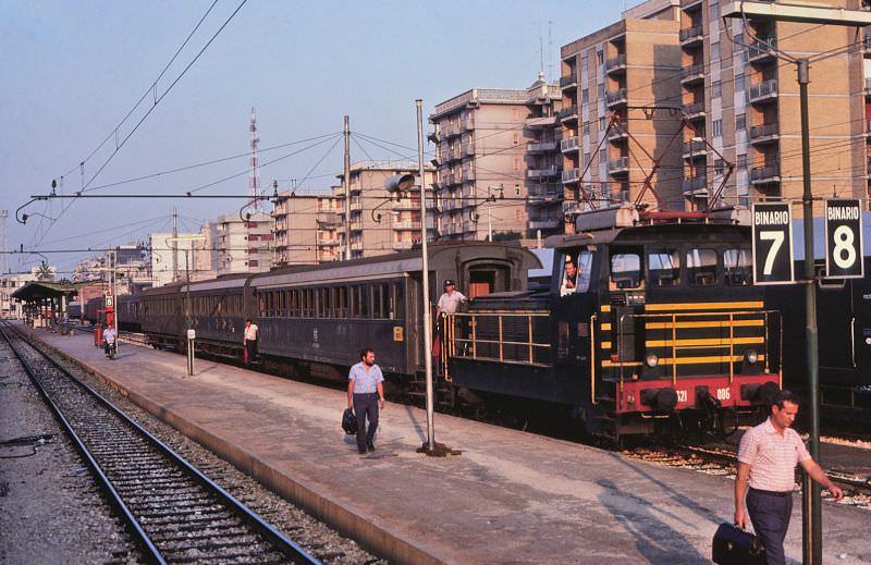 Ferrovie dello Stato (FS) electric shunting locomotive 321 006 and formation at Bari Centrale station