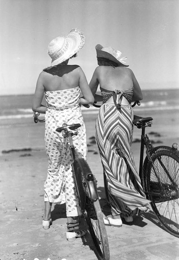 Fabulous Pajama Styles That Women Wore at the Beaches in the 1930s