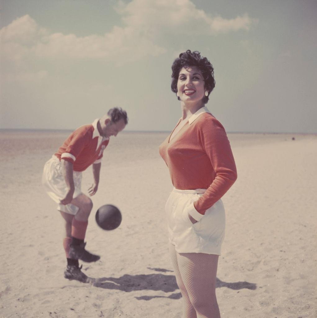Alma Cogan and Harry Johnston on Blackpool beach, 1955.