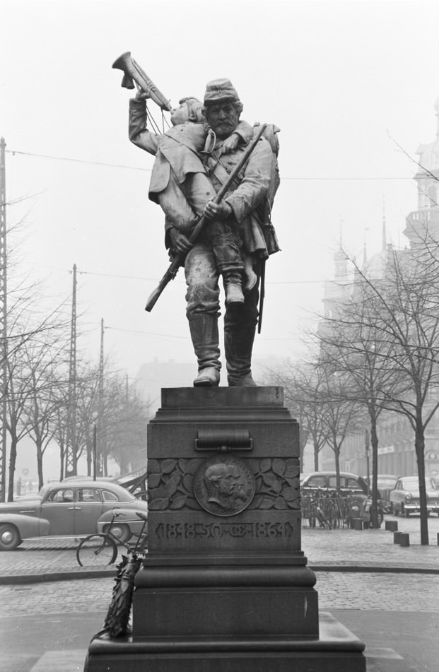 Statue of a soldier carrying a bugler in Copenhagen