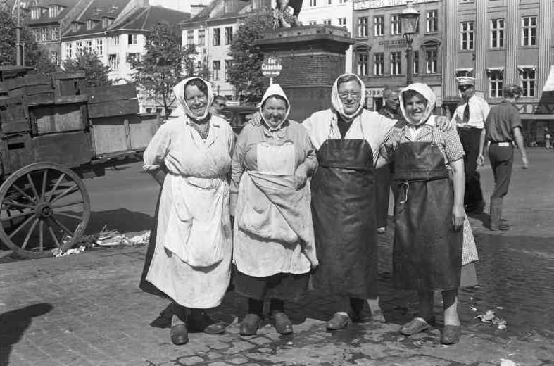 The Women selling fish at Højbro Plads