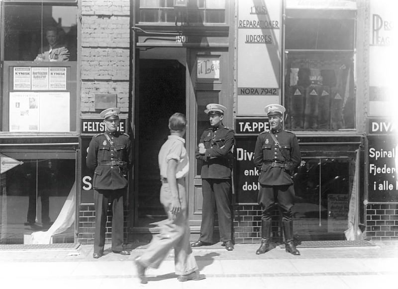 Police officers in front of Griffenfeldtsgade 50 in Copenhagen - the communist party's head quarter