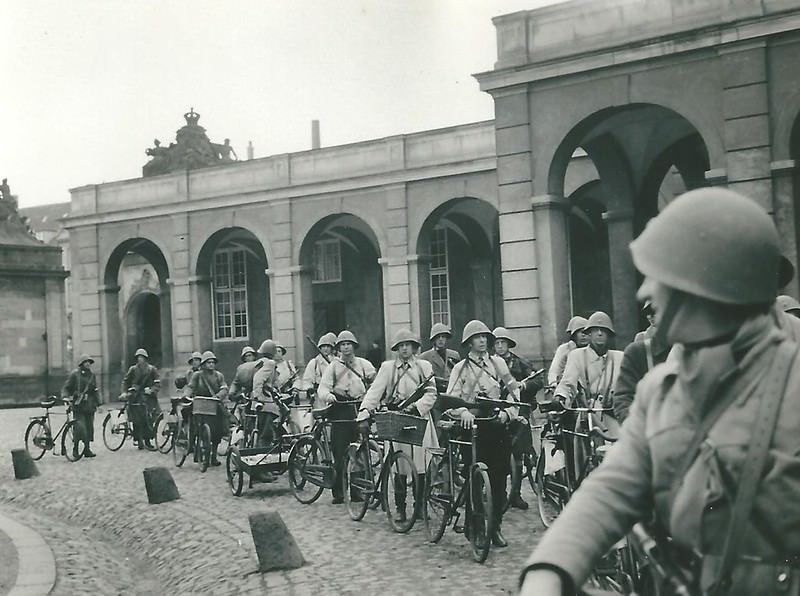 Kompagni Vest with bikes. People from The Academic Rifle Club during the Slotsholm detachement