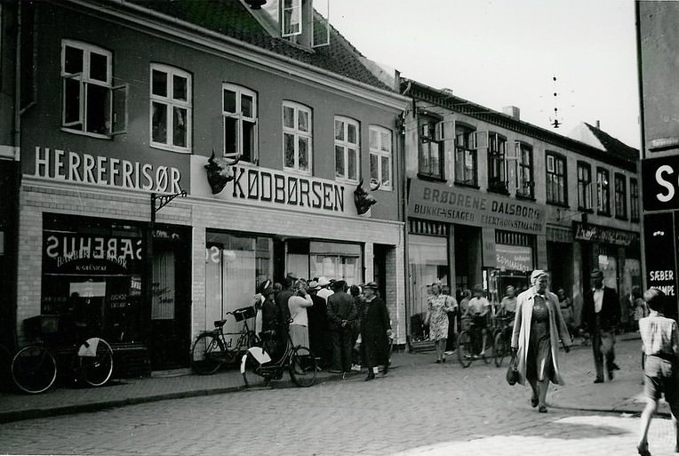 Queue outside the butcher in Elsinore. August 1943.