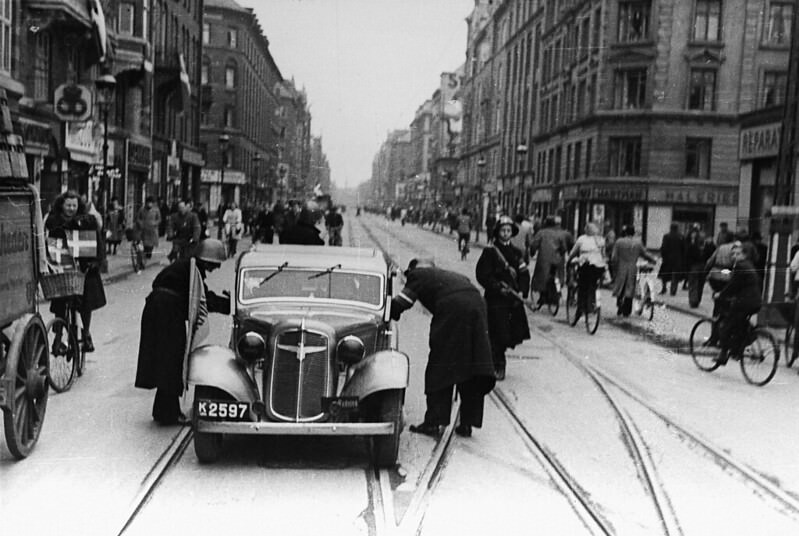 Freedom fighters inspecting cars at Nørrebrogade in Copenhagen. 5th May 1945