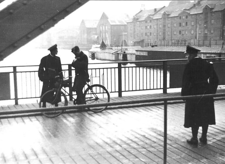 HIPO inspecting identity cards when people cross Langebro (bridge) in Copenhagen