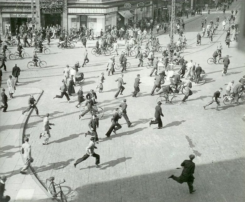 People running, The Central Station in Aarhus. 26th August 1943 (WW2)