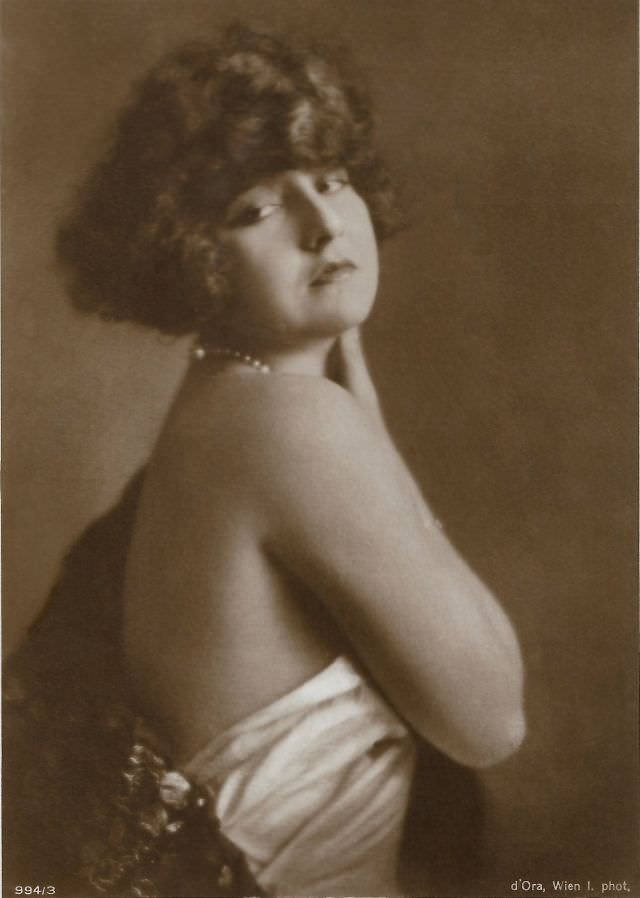 Lucy Doraine, 1925