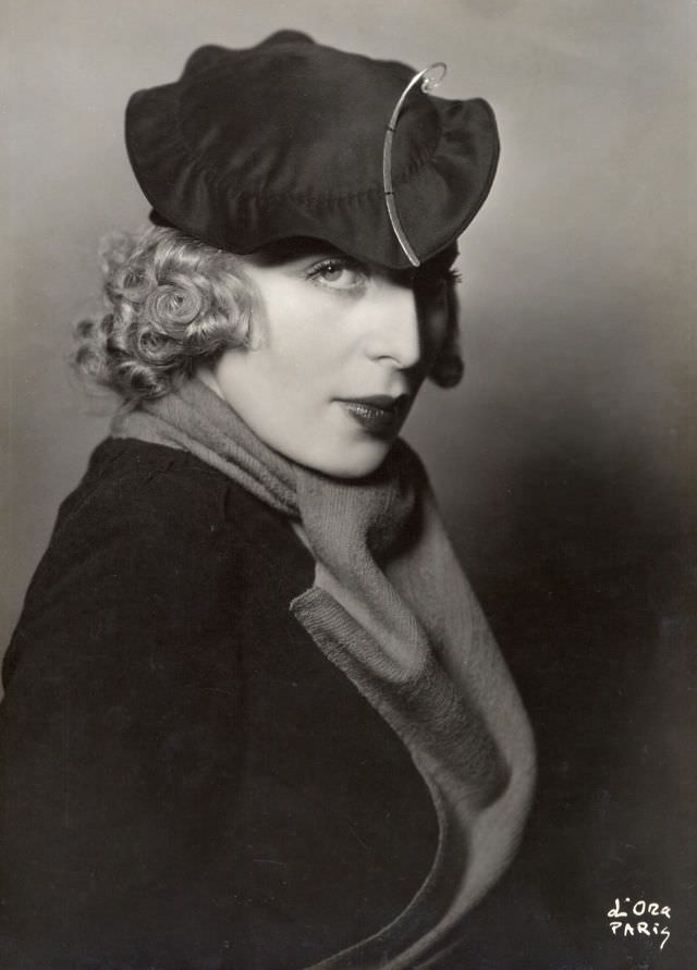 Tamara de Lempicka with a hat of Rose Descat, 1933