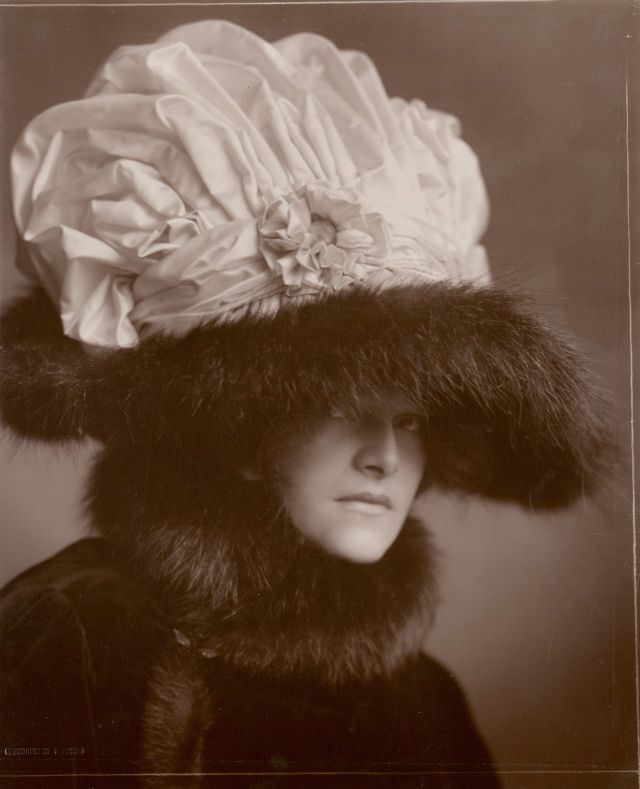 Helene Jamrich with a hat from Zwieback, designed by Rudolf Krieser, 1909