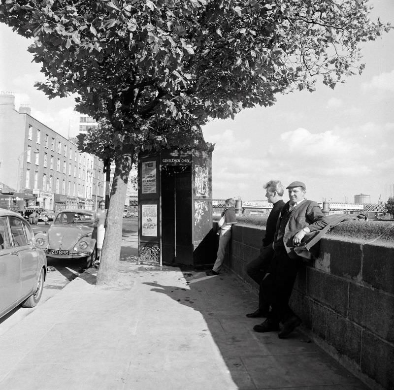 Returning to Dublin's 1932 urinals today. This one was on Eden Quay, Dublin, and you can just catch a glimpse of Liberty Hall behind the tree, September 1969