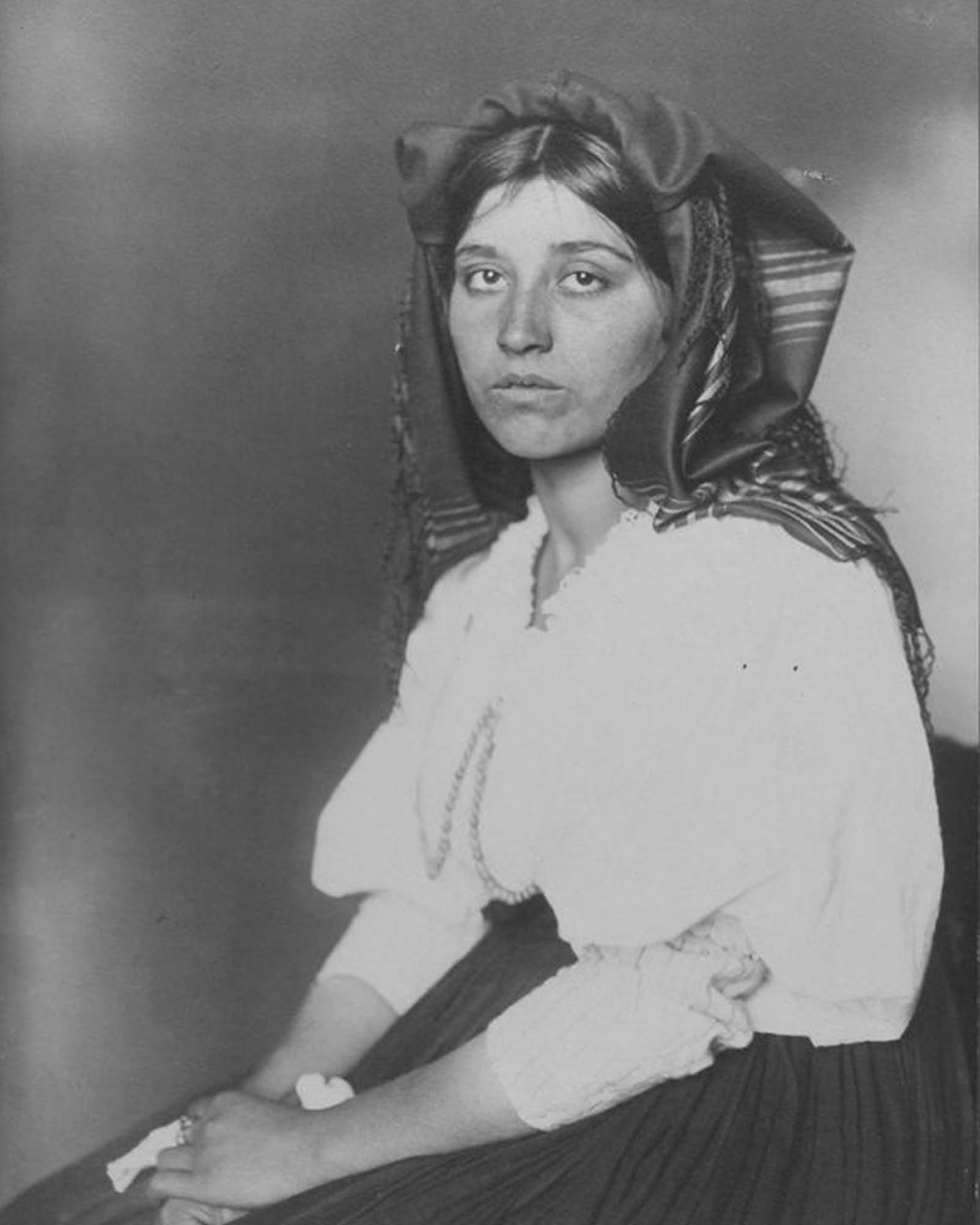 Italian woman.” 1906.